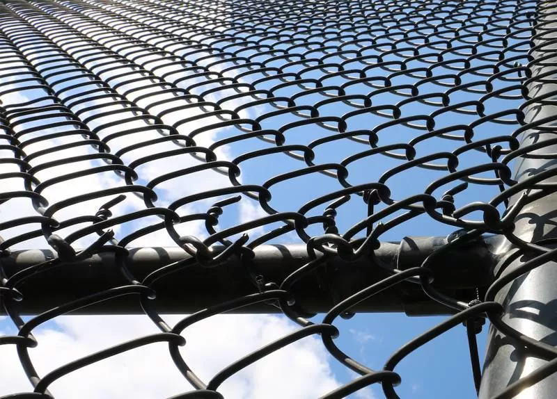 Simple installation of plastic chain link fence