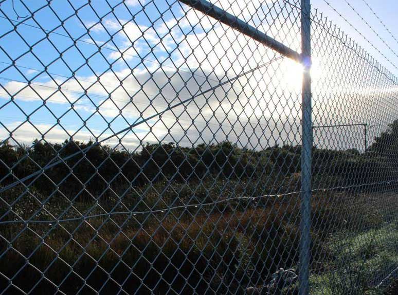 The use characteristics and composition of the chain link fence