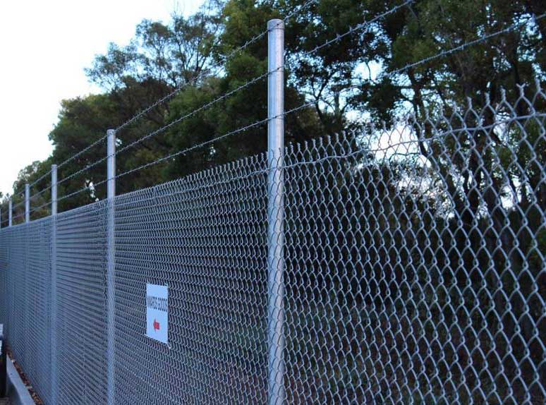 The use characteristics and composition of the chain link fence