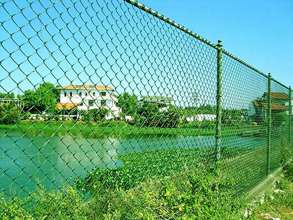 2 common uses of chain link fences