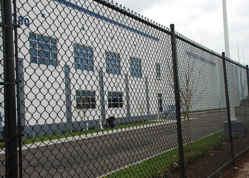 What are the reasons for the corrosion of chain link fence