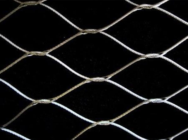 Black oxidation treatment of stainless steel rope mesh