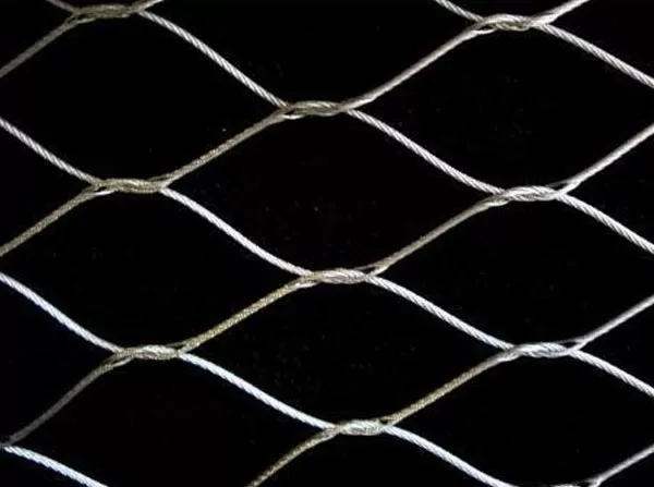 Black oxidation treatment of stainless steel rope mesh