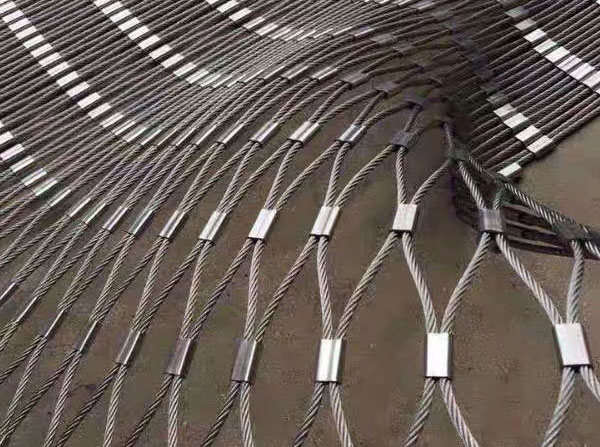 Black oxidation treatment of stainless steel rope mesh