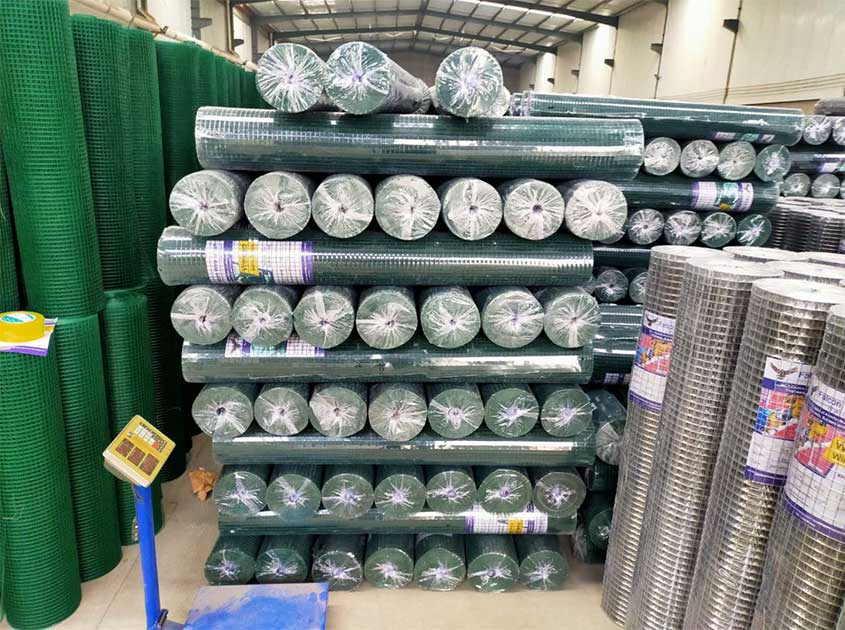 Garden application of welded mesh roll