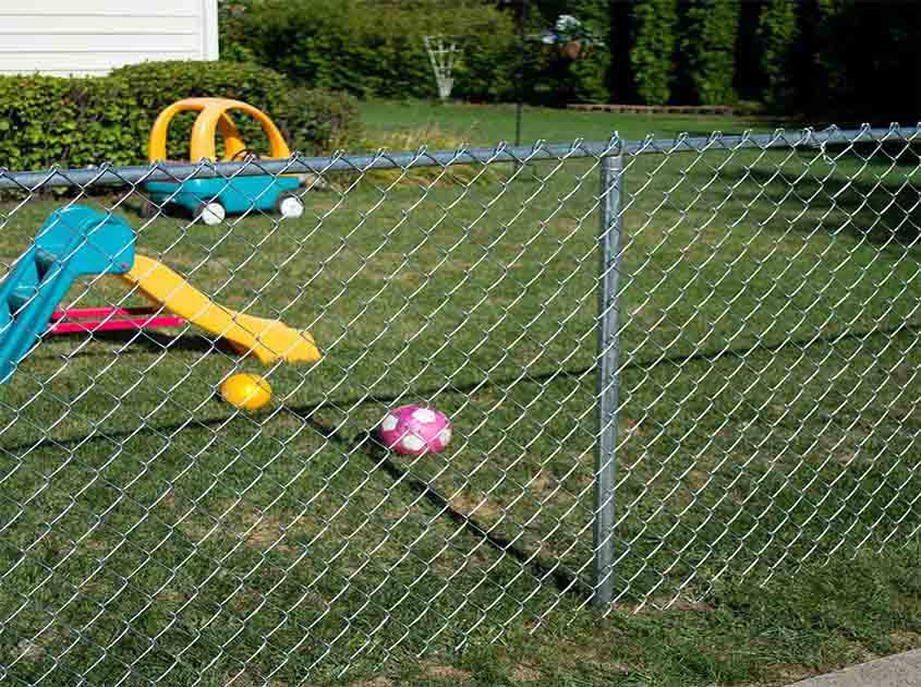What Are the Key Advantages of Using Chain Link Fence Rolls in Outdoor Spaces