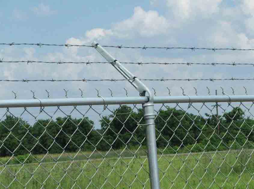 What Are the Key Advantages of Using Chain Link Fence Rolls in Outdoor Spaces