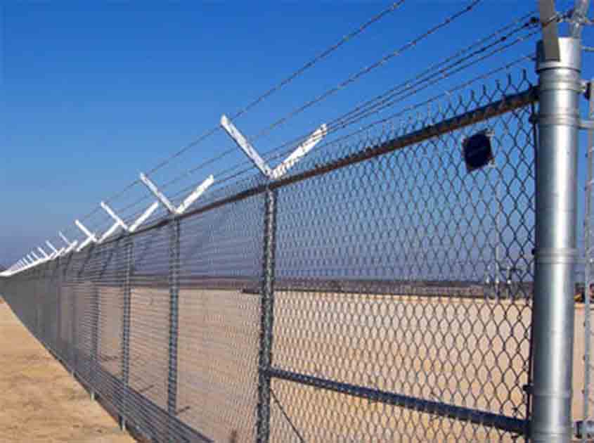 What Are the Key Advantages of Using Chain Link Fence Rolls in Outdoor Spaces