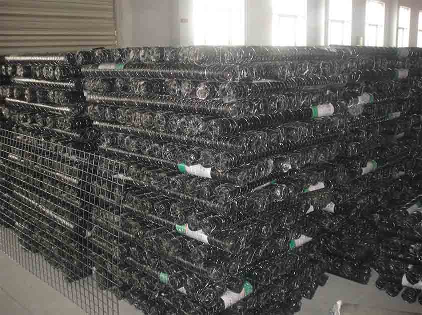 What are the primary uses of chicken wire mesh
