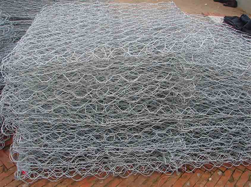 What are the primary uses of chicken wire mesh
