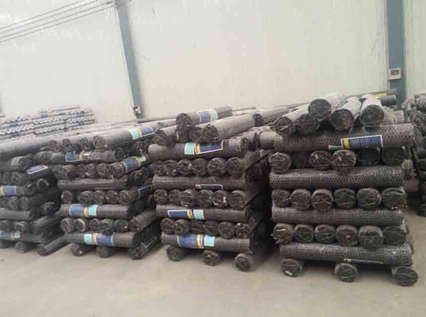 What are the primary uses of chicken wire mesh