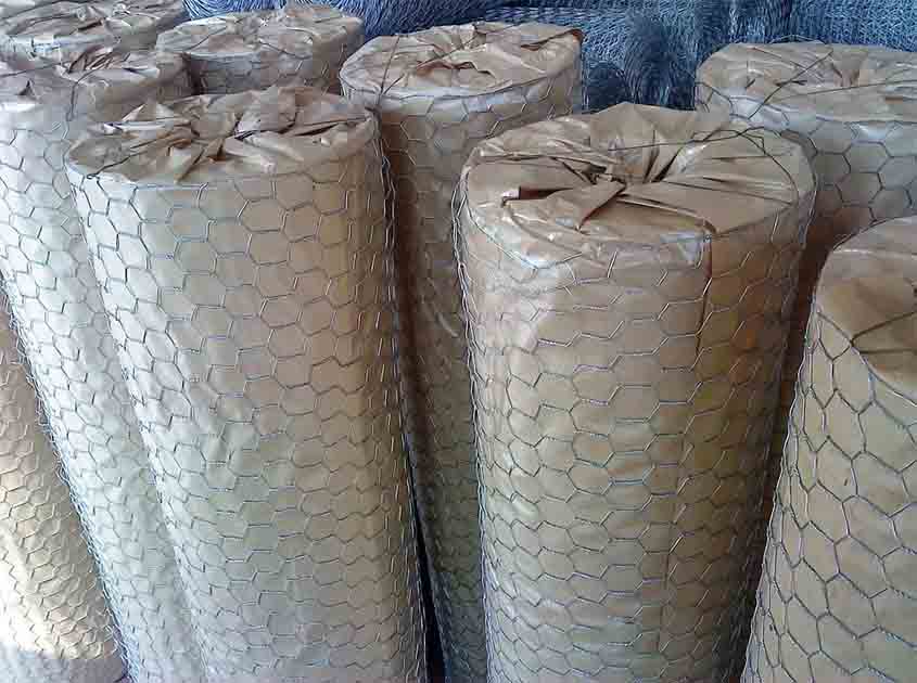 Assessing the Suitability of Chicken Wire Mesh for Enclosing Larger Animals such as Dogs or Livestock