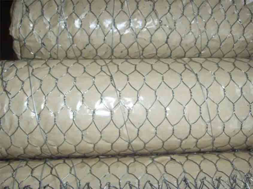 Assessing the Suitability of Chicken Wire Mesh for Enclosing Larger Animals such as Dogs or Livestock