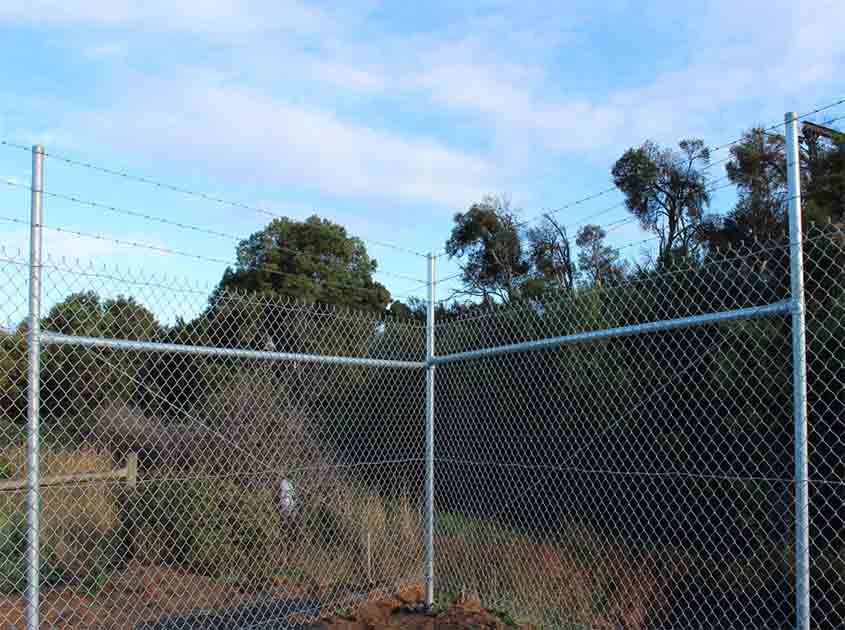 Are Chain Link Fence Rolls Suitable for Enclosing Swimming Pools