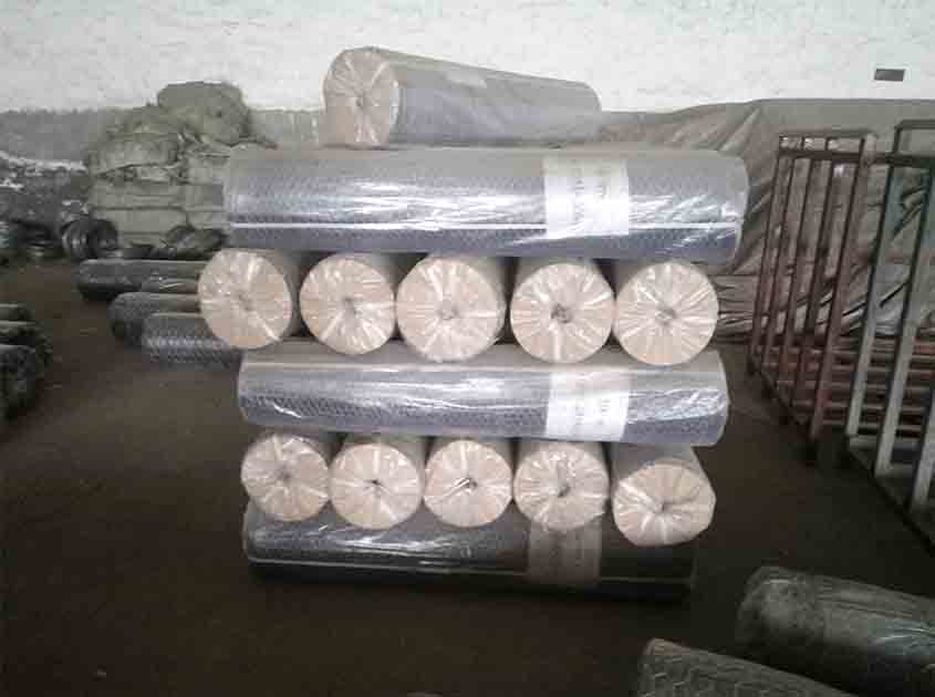 How can chicken wire mesh be effectively repaired if damaged