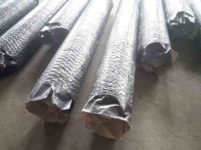 How can chicken wire mesh be effectively repaired if damaged
