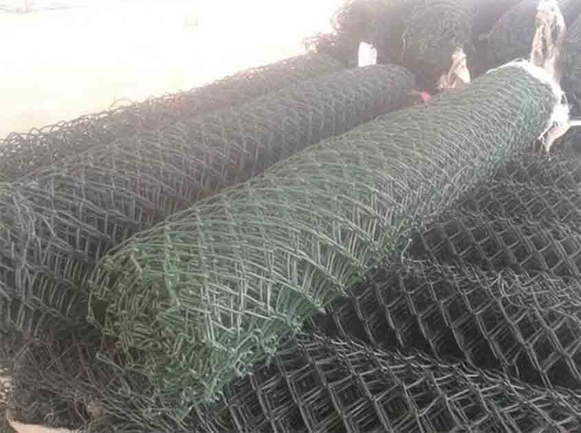 What Are the Options for Adding Visual Appeal to Chain Link Fence Rolls