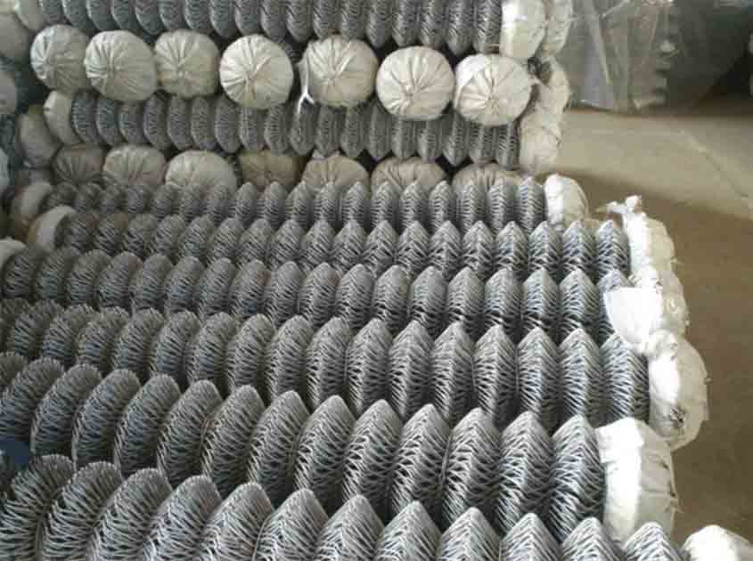 What Are the Options for Adding Visual Appeal to Chain Link Fence Rolls