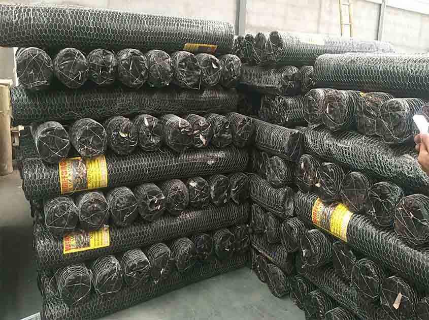 Can chicken wire mesh be easily cut or modified to fit specific shapes or sizes