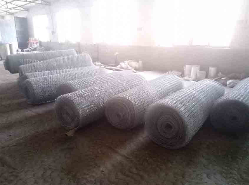 Can chicken wire mesh be easily cut or modified to fit specific shapes or sizes