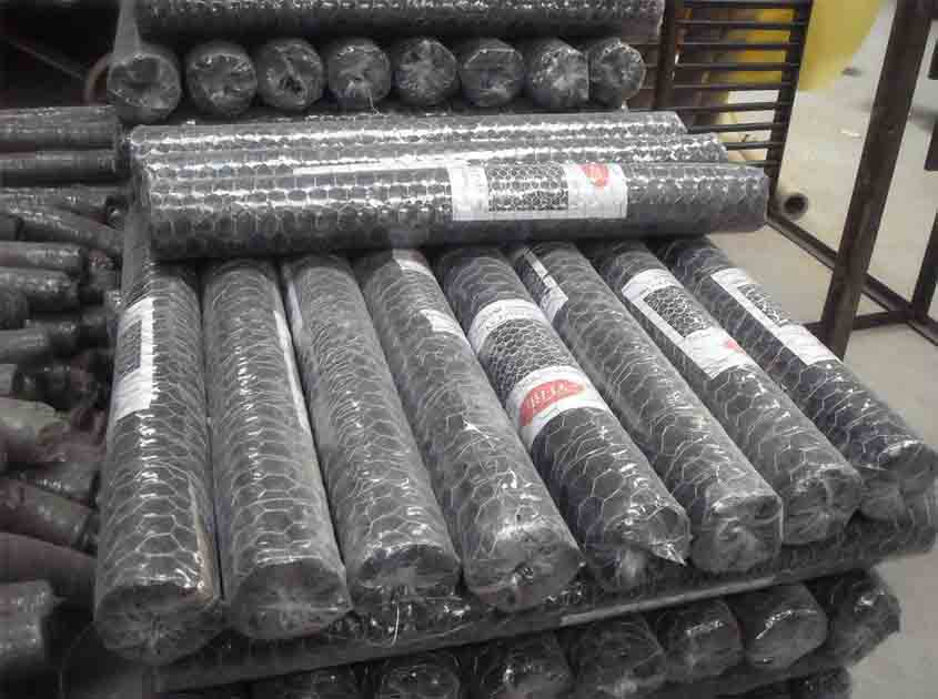 Can chicken wire mesh be easily cut or modified to fit specific shapes or sizes
