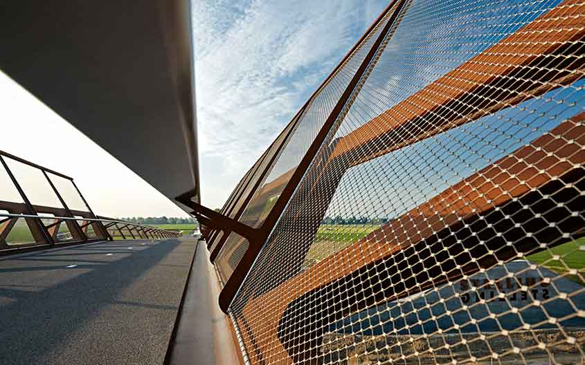 Applications of Wire Rope Mesh in Zoo Enclosures: Balancing Safety and Visibility