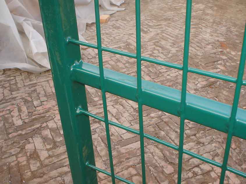 Maintaining Crowd Control with China Wire Mesh Fence