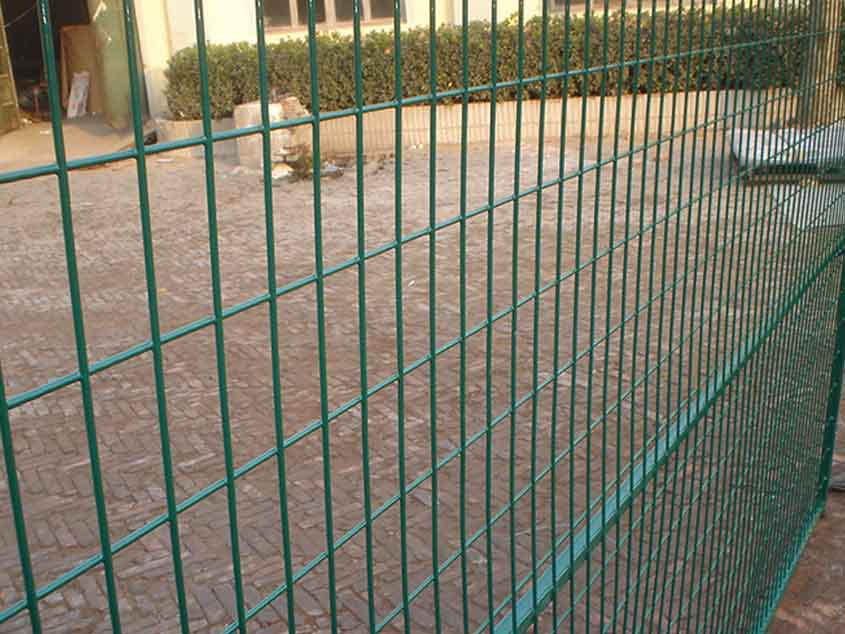 Maintaining Crowd Control with China Wire Mesh Fence