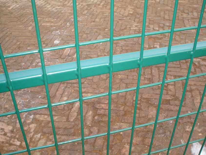 Advantages of Using China Wire Mesh Fence in Transportation Infrastructure