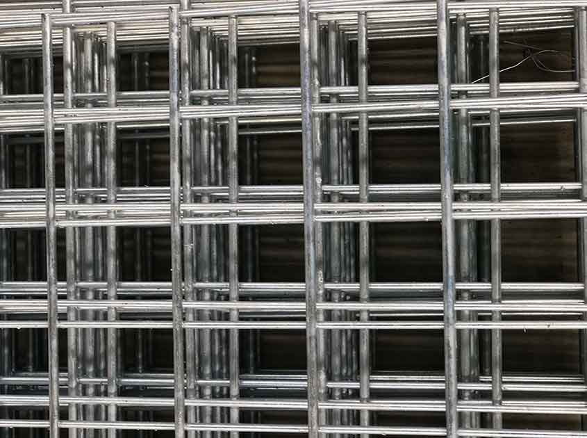 Comparing Welded Wire Mesh Panels and Woven Wire Mesh: Pros and Cons