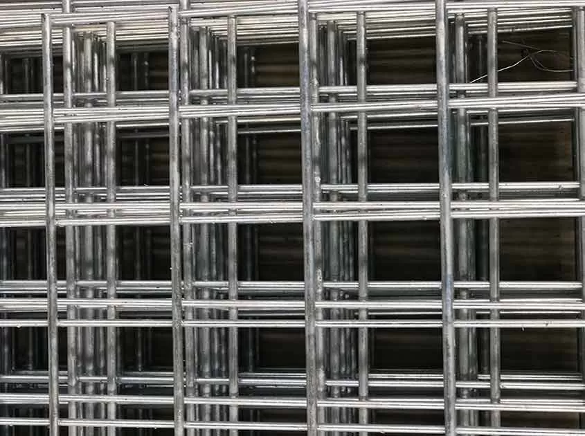 Comparing Welded Wire Mesh Panels and Woven Wire Mesh: Pros and Cons