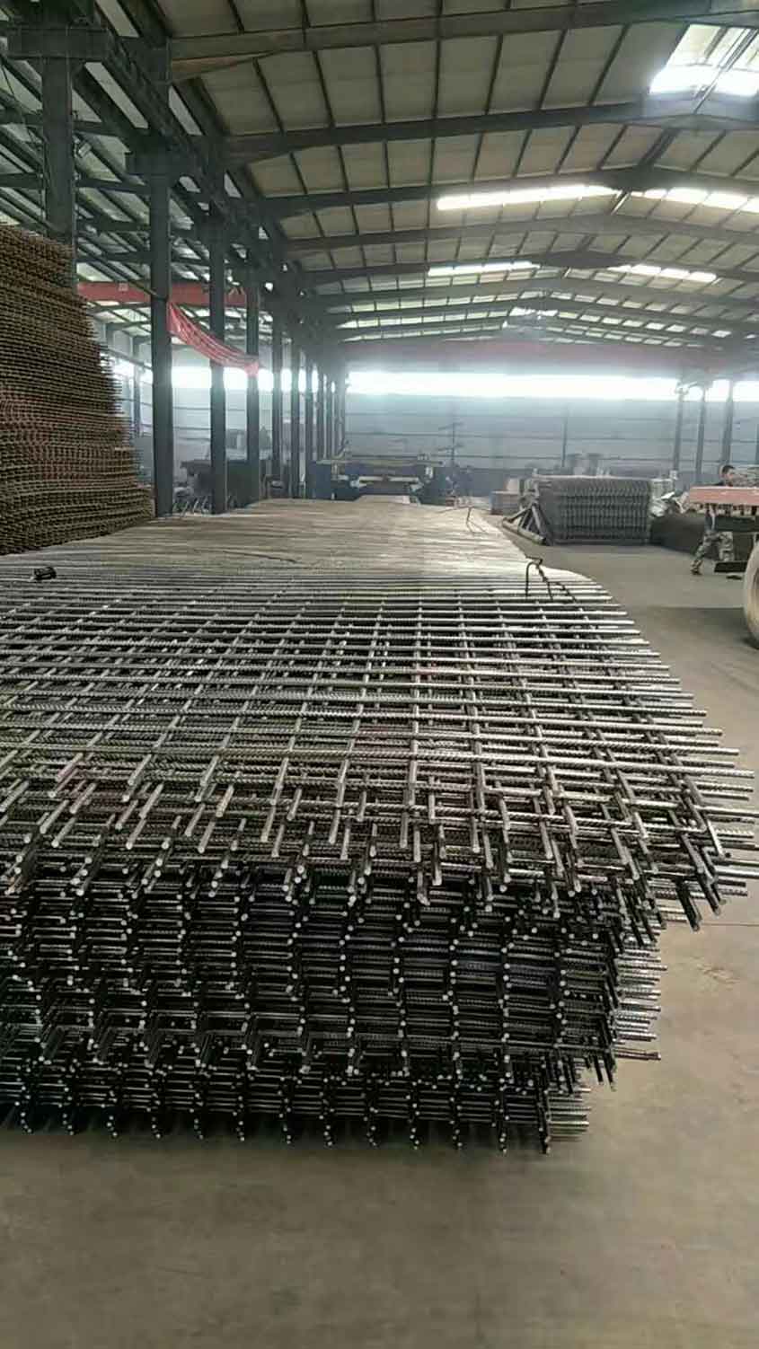 Comparing Welded Wire Mesh Panels and Woven Wire Mesh: Pros and Cons