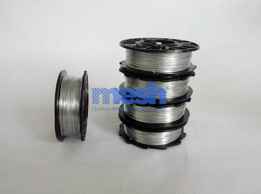 Stable support to create a perfect fence: selection and setting of small coil steel wire mesh support columns