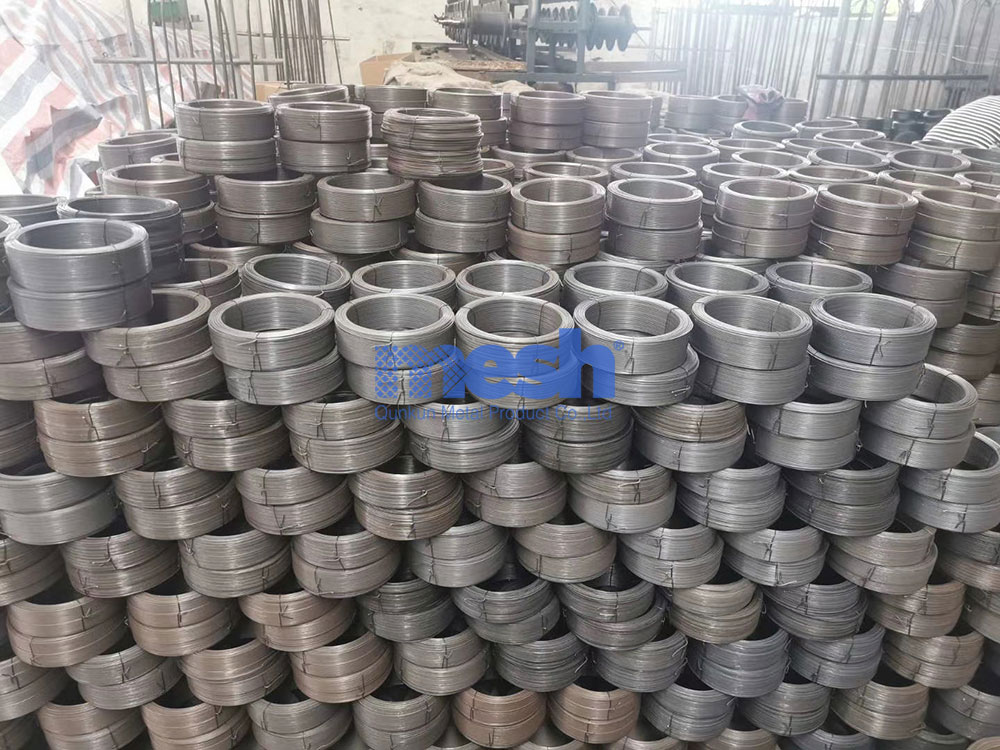 Stable support to create a perfect fence: selection and setting of small coil steel wire mesh support columns