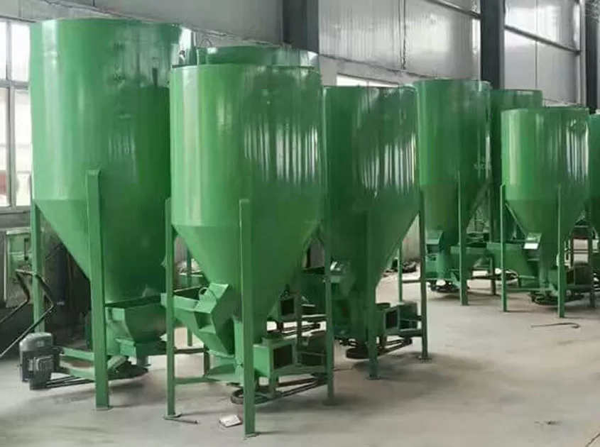 Vertical feed mill and mixer