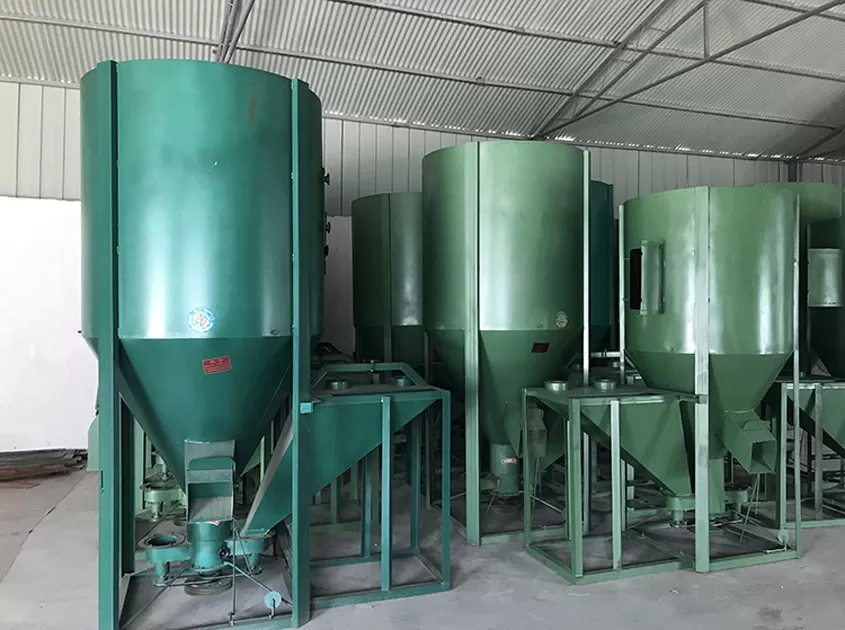 Vertical feed mill and mixer