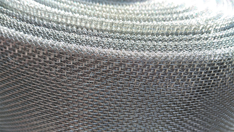 This window mesh is also known as black aluminum wire cloth. It is made by weaving together aluminum wires of different diameters to form a mesh.